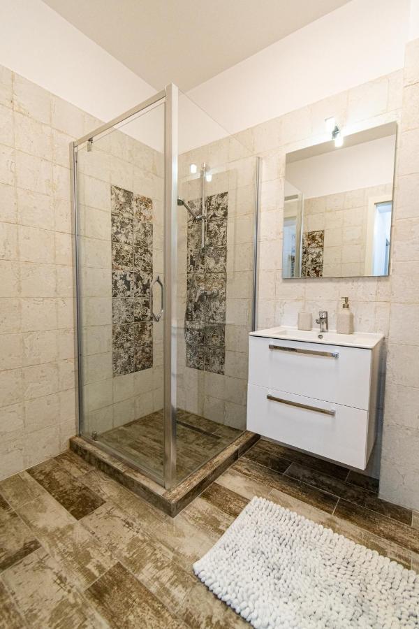 Apartamento Lighthouse Central Apt With Unique Views Of The Fortress, Free Parking, 5 Min By Car From The Old Town Braşov Exterior foto